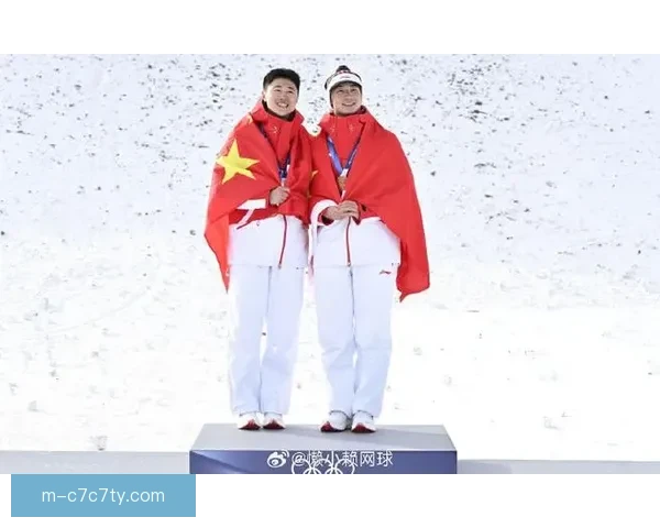 王心迪夺冠颁奖暖心一幕动人心 王心迪夺冠颁奖暖心一幕动人心